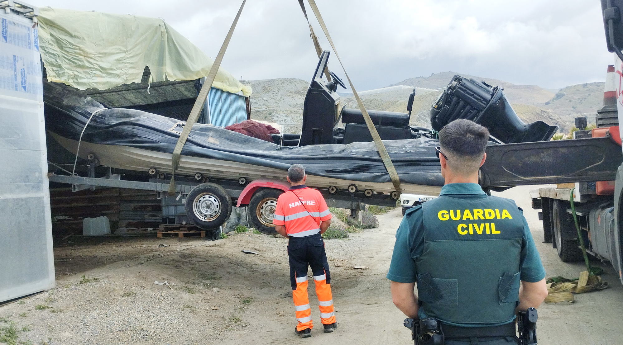 La Guardia Civil descubre una embarcación prohibida en un invernadero de Albuñol